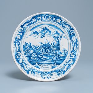 Un plat en faïence de Makkum en bleu et blanc à décor de soldats au camp, la Frise, daté 1764 — photo 1