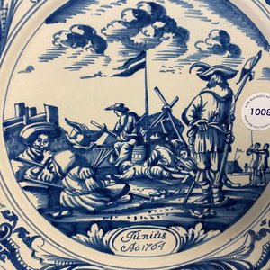 Un plat en faïence de Makkum en bleu et blanc à décor de soldats au camp, la Frise, daté 1764 — photo 16