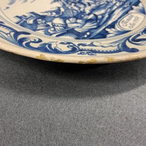 Un plat en faïence de Makkum en bleu et blanc à décor de soldats au camp, la Frise, daté 1764 — photo 6