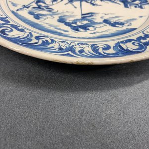 Un plat en faïence de Makkum en bleu et blanc à décor de soldats au camp, la Frise, daté 1764 — photo 8