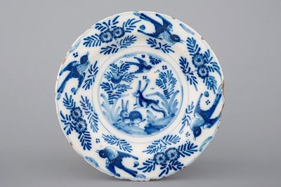 Un plat en faïence de Talavera bleu et blanc au décor de lièvres et oiseaux, 17ème siècle