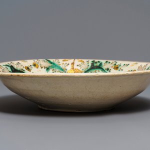 Un plat en faïence de Talavera polychrome à décor d'un château, Talavera, 17/18ème — photo 3