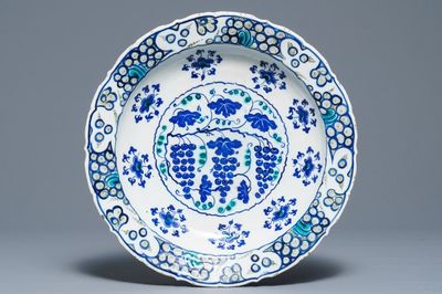 Un plat en faïence d'Iznik à décor de vignes, Turquie, 3ème quart du 16ème