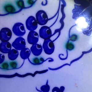 Un plat en faïence d'Iznik à décor de vignes, Turquie, 3ème quart du 16ème — photo 11