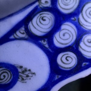 Un plat en faïence d'Iznik à décor de vignes, Turquie, 3ème quart du 16ème — photo 13