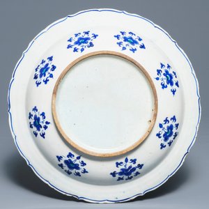 Un plat en faïence d'Iznik à décor de vignes, Turquie, 3ème quart du 16ème — photo 2