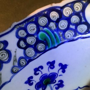 Un plat en faïence d'Iznik à décor de vignes, Turquie, 3ème quart du 16ème — photo 3
