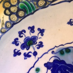 Un plat en faïence d'Iznik à décor de vignes, Turquie, 3ème quart du 16ème — photo 4