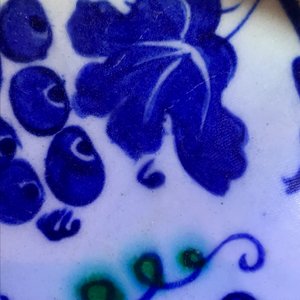 Un plat en faïence d'Iznik à décor de vignes, Turquie, 3ème quart du 16ème — photo 9