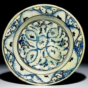Un plat en faïence d'Iznik à décor en bleu et noir, Turquie, 17ème — photo 1
