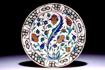 Un plat en faïence d'Iznik à décor polychrome, Turquie, fin du 16ème