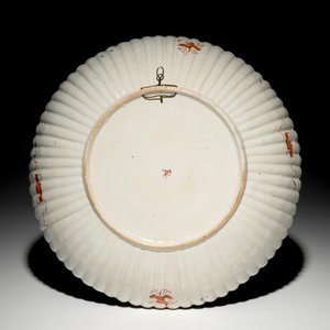 Un plat en faïence dorée de Delft à décor de chinoiserie, 18ème — photo 2