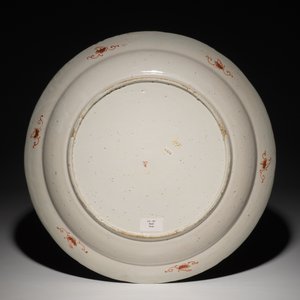 Un plat en faïence dorée de Delft à décor de chinoiserie, 18ème — photo 2