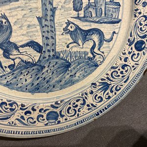 Un plat en faïence en bleu et blanc à décor d'animaux autour d'un arbre, Laterza, Italie, 18ème — photo 4