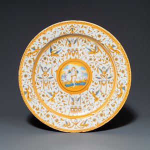 Un plat en faïence polychrome à décor d'un putto tenant un orbe entouré de grotesques, Willem Jansz. Verstraeten, Haarlem, 1645-1655 — photo 1