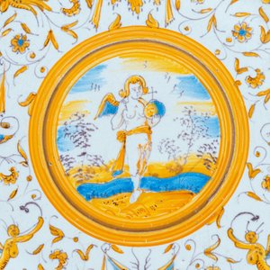 Un plat en faïence polychrome à décor d'un putto tenant un orbe entouré de grotesques, Willem Jansz. Verstraeten, Haarlem, 1645-1655 — photo 2