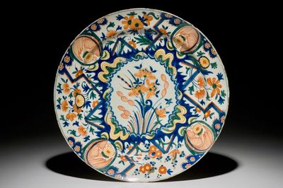 Un plat en faïence polychrome de Delft à décor "au tonnerre", 2ème moitié du 17ème