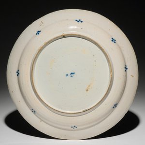 Un plat en faïence polychrome de Delft à décor "au tonnerre", 2ème moitié du 17ème — photo 2