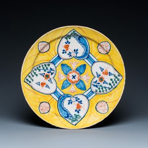 Un plat en faïence polychrome de Delft à fond jaune à décor aux quatre coeurs, 18ème — photo 1