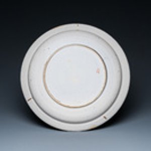 Un plat en faïence polychrome de Delft à fond jaune à décor aux quatre coeurs, 18ème — photo 2