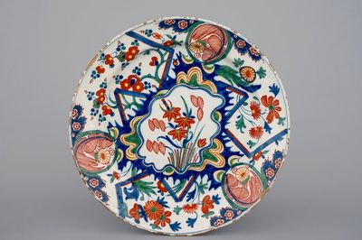 Un plat en faïence polychrome de Delft, décor “au tonnerre”, fin du 17ème