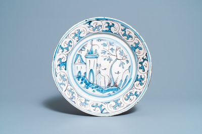 Un plat en faïence portugaise en bleu, blanc et manganèse à décor d'un château, 17ème