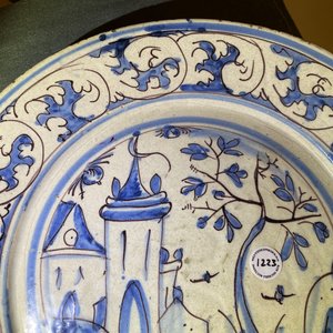 Un plat en faïence portugaise en bleu, blanc et manganèse à décor d'un château, 17ème — photo 4