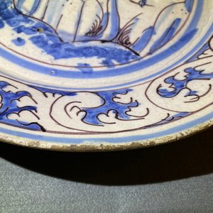 Un plat en faïence portugaise en bleu, blanc et manganèse à décor d'un château, 17ème — photo 6