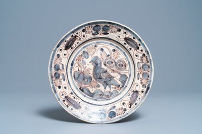 Un plat en faïence portugaise en bleu, blanc et manganèse à décor d'un oiseau, 17ème