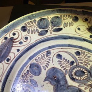 Un plat en faïence portugaise en bleu, blanc et manganèse à décor d'un oiseau, 17ème — photo 11