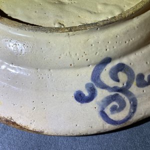 Un plat en faïence portugaise en bleu, blanc et manganèse à décor d'un oiseau, 17ème — photo 12