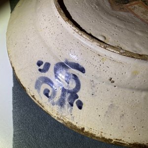 Un plat en faïence portugaise en bleu, blanc et manganèse à décor d'un oiseau, 17ème — photo 14
