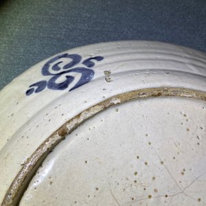 Un plat en faïence portugaise en bleu, blanc et manganèse à décor d'un oiseau, 17ème — photo 17