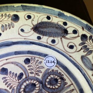 Un plat en faïence portugaise en bleu, blanc et manganèse à décor d'un oiseau, 17ème — photo 3
