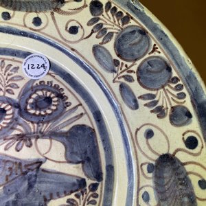 Un plat en faïence portugaise en bleu, blanc et manganèse à décor d'un oiseau, 17ème — photo 4