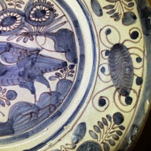 Un plat en faïence portugaise en bleu, blanc et manganèse à décor d'un oiseau, 17ème — photo 5