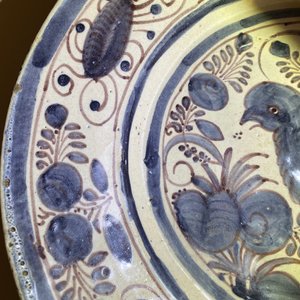 Un plat en faïence portugaise en bleu, blanc et manganèse à décor d'un oiseau, 17ème — photo 10