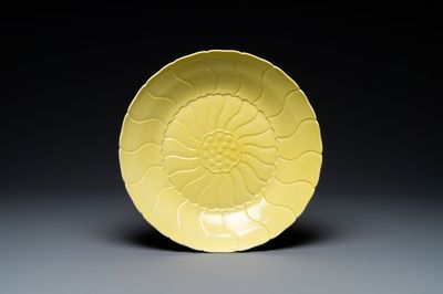 Un plat en forme de lotus en porcelaine de Chine en jaune monochrome, République