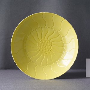 Un plat en forme de lotus en porcelaine de Chine en jaune monochrome, République — photo 3