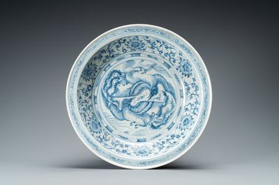 Un plat en grès porcelaineux d'Annam ou Vietnam à décor de deux oiseaux en bleu et blanc, 15ème