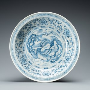 Un plat en grès porcelaineux d'Annam ou Vietnam à décor de deux oiseaux en bleu et blanc, 15ème — photo 1