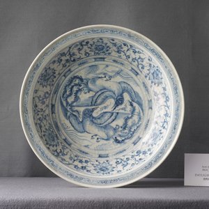 Un plat en grès porcelaineux d'Annam ou Vietnam à décor de deux oiseaux en bleu et blanc, 15ème — photo 3