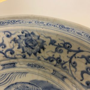 Un plat en grès porcelaineux d'Annam ou Vietnam à décor de deux oiseaux en bleu et blanc, 15ème — photo 8