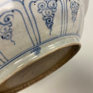 Un plat en grès porcelaineux d'Annam ou Vietnam à décor de deux oiseaux en bleu et blanc, 15ème — photo 9