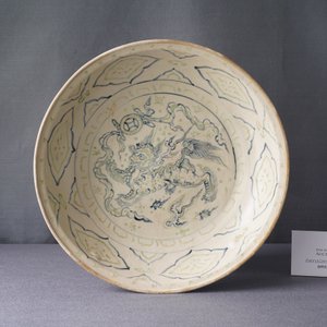 Un plat en grès porcelaineux d'Annam ou Vietnam à décor d'un lion bouddhiste en bleu, blanc, vert et doré, 14/15ème — photo 3