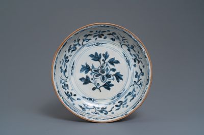 Un plat en grès porcelaineux en bleu et blanc, Annam, Vietnam, 15/16ème