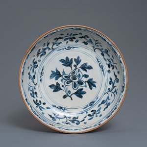 Un plat en grès porcelaineux en bleu et blanc, Annam, Vietnam, 15/16ème — photo 1