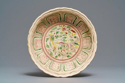 Un plat en grès porcelaineux polychrome à décor d'un oiseau, Annam, Vietnam, 15/16ème