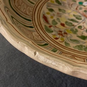 Un plat en grès porcelaineux polychrome à décor d'un oiseau, Annam, Vietnam, 15/16ème — photo 3