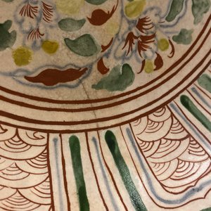 Un plat en grès porcelaineux polychrome à décor d'un oiseau, Annam, Vietnam, 15/16ème — photo 5